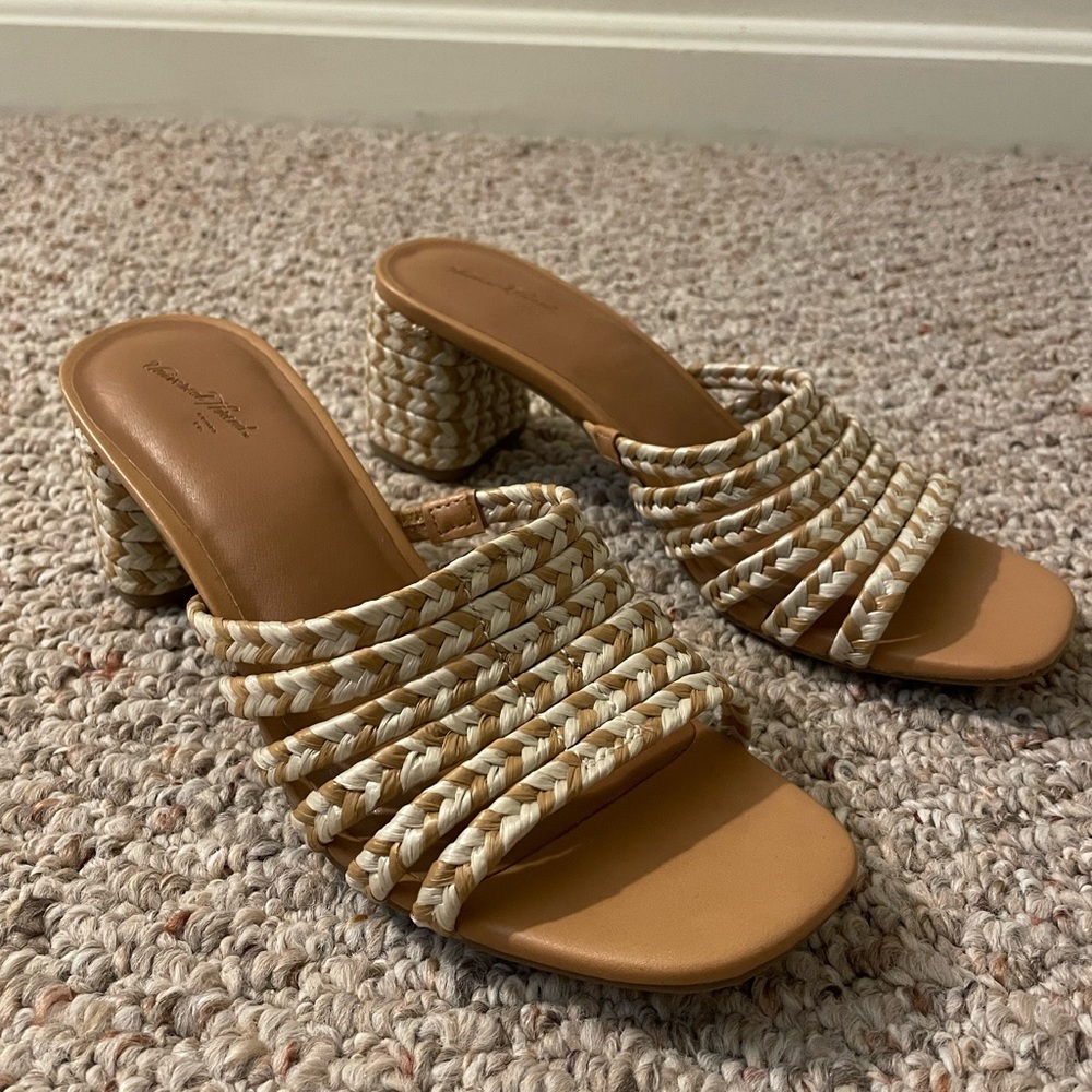 Universal Thread Sandals